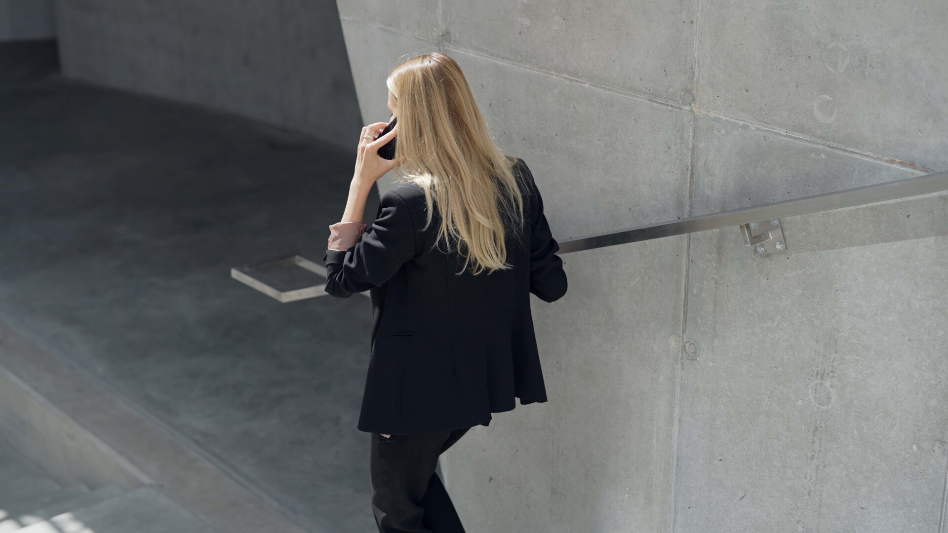 Woman walking and talking on her cellphone 2026 01 09 07 13 34 utc